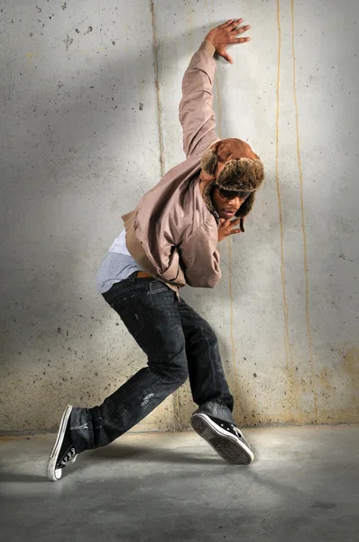 Hip-Hop-Mann tanzt — Stockfoto