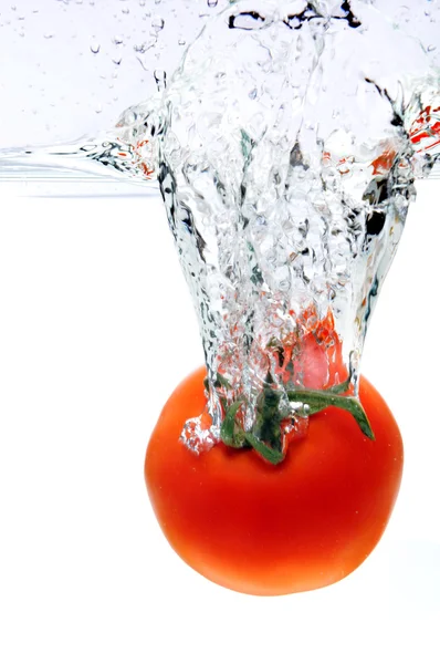 番茄飞溅入水中 — 图库照片