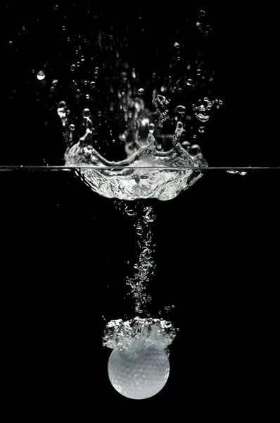 Golfový míček šplouchání ve vodě — Stock fotografie