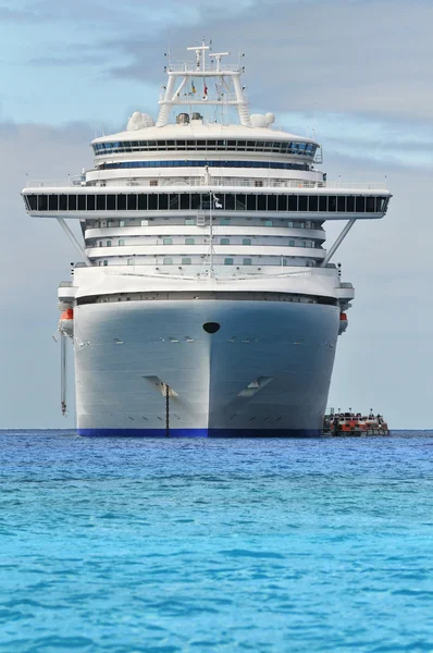 Kreuzfahrtschiff in tropischen Gewässern — Stockfoto