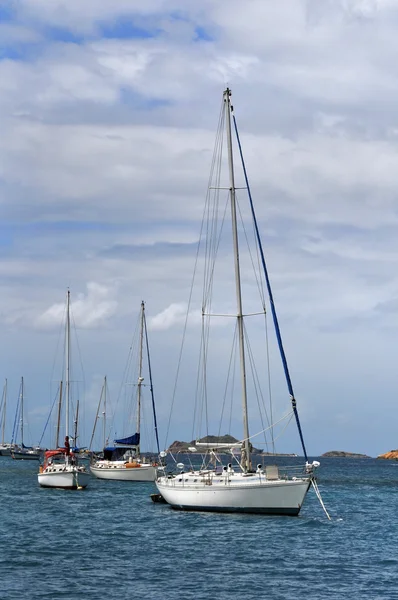 Boten afgemeerd in saint thomas — Stockfoto