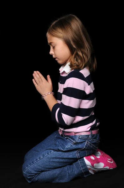 Jong meisje bidden — Stockfoto