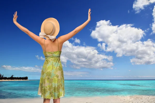 Frau am tropischen Strand — Stockfoto