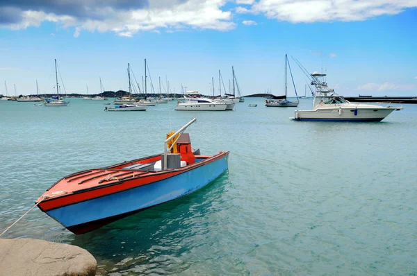 Oude boot afgemeerd in saint martin — Stockfoto