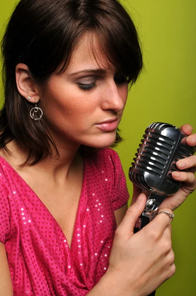 Mujer cantando en micrófono vintage — Foto de Stock