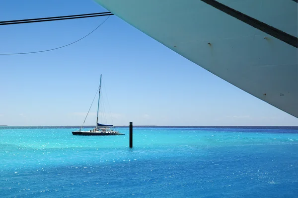 Catamarã e casco de navio de cruzeiro — Fotografia de Stock