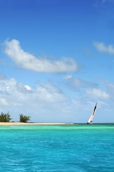 Segelboot im Paradies — Stockfoto