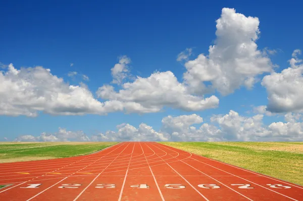 Laufstrecke mit Wolken — Stockfoto