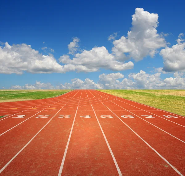 Laufstrecke mit Wolken — Stockfoto