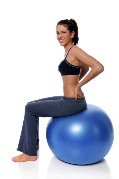 Mujer joven haciendo ejercicio — Foto de Stock