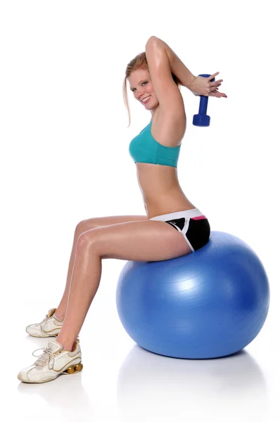 Femme faisant de l'exercice assis sur un ballon de fitness — Photo