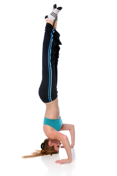 Młoda kobieta wykonywania headstand — Zdjęcie stockowe