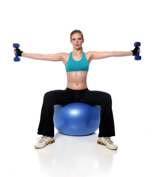 Mujer haciendo ejercicio sobre una pelota de fitness Fotos de stock