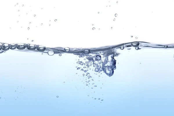 Agua salpicando formando burbujas — Foto de Stock