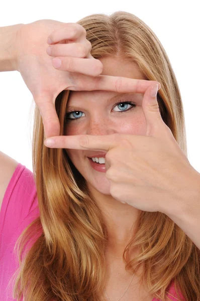 Frau benutzt Hände als Rahmen — Stockfoto