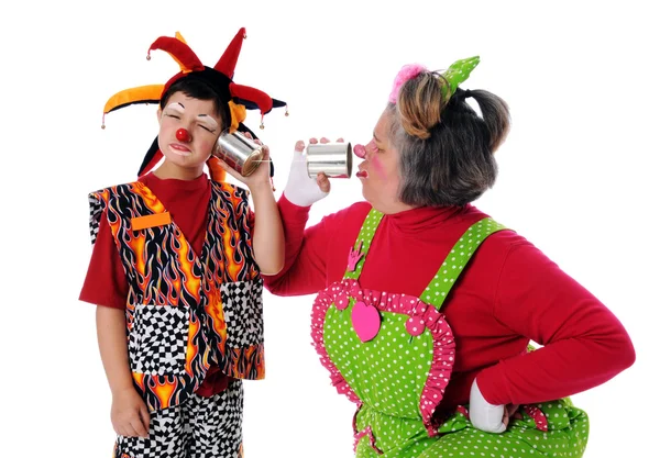 Clowns met behulp van tin kunnen telefoons — Stockfoto