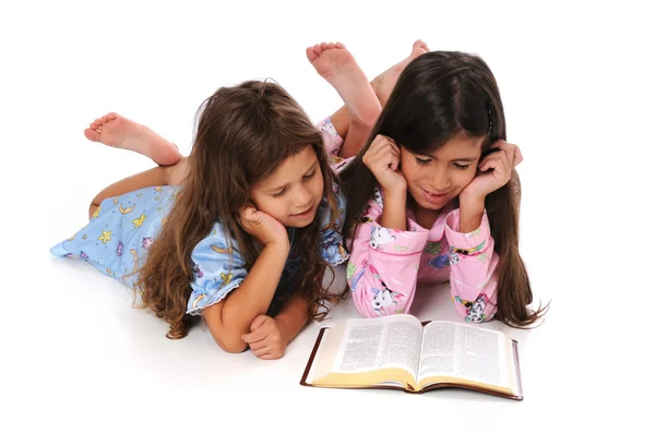 Chicas jóvenes leyendo la Biblia — Foto de Stock