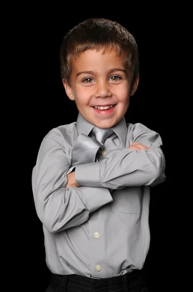 Ung pojke med armarna korsade leende — Stockfoto