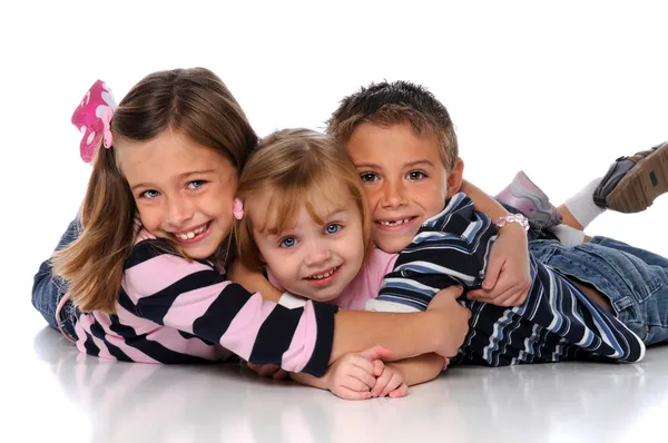 Kinder umarmen sich am Boden liegend — Stockfoto