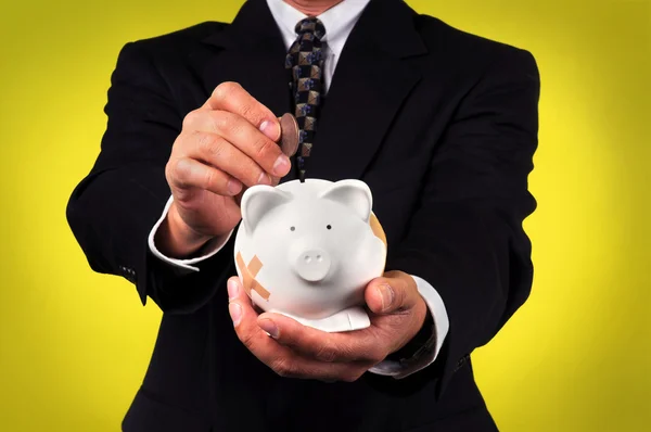 Biznesmen gospodarstwa piggy bank — Zdjęcie stockowe