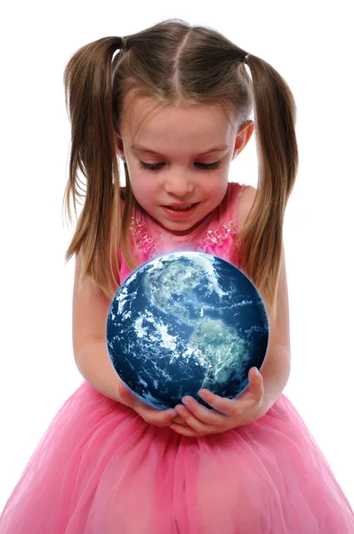 女孩举行地球 — 图库照片