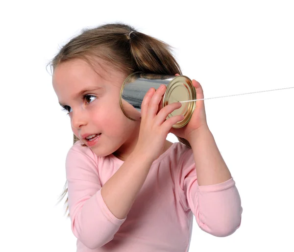 Jong meisje met blikje telefoon — Stockfoto