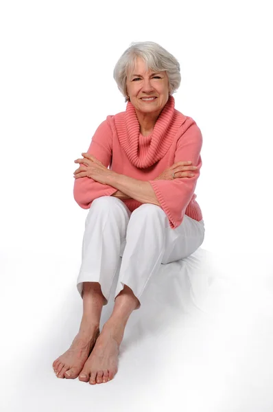 Ältere Frau sitzt — Stockfoto