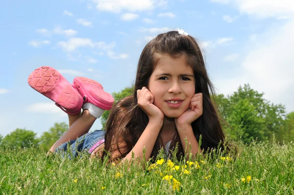 Giovane ragazza sdraiata sull'erba — Foto Stock