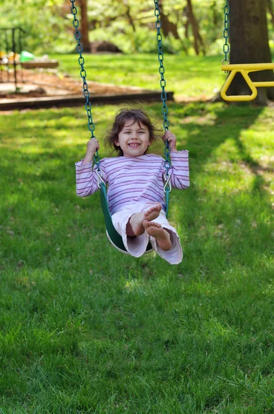 Kleines Mädchen auf Schaukel — Stockfoto