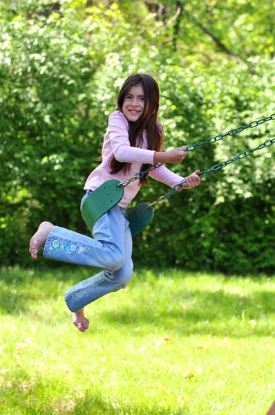 Menina jovem balançando — Fotografia de Stock