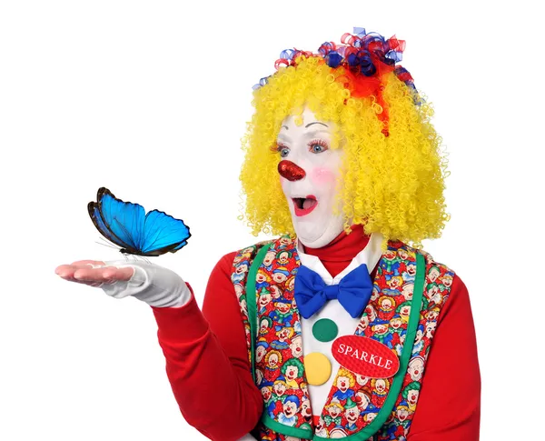 Payaso sosteniendo mariposa azul — Foto de Stock