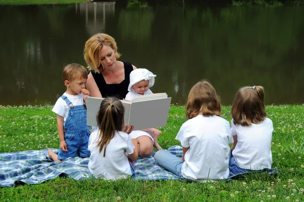 Vrouw lezing voor kinderen — Stockfoto
