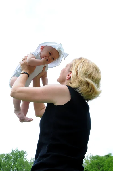 Mãe levantando bebê — Fotografia de Stock