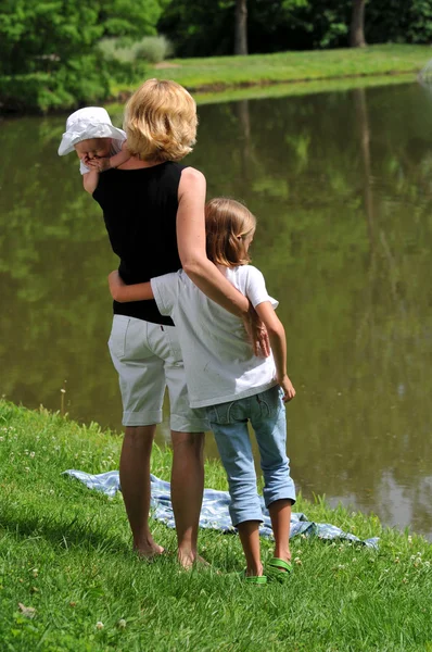 Mãe e filhos — Fotografia de Stock