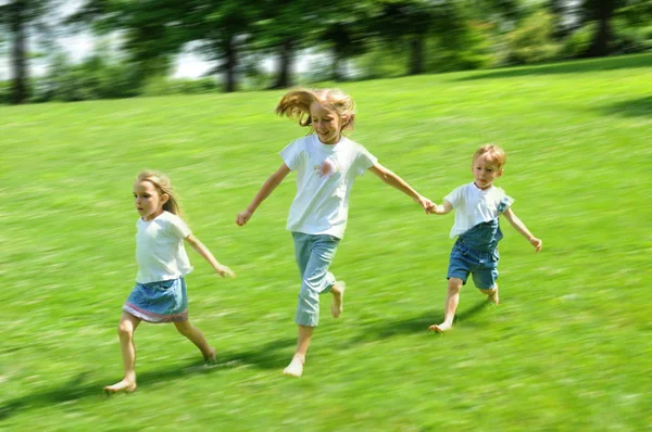 Bambini che corrono — Foto Stock