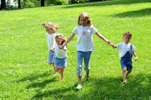 Bambini che corrono — Foto Stock