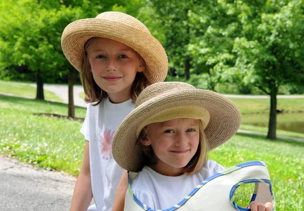 Systrar med hattar — Stockfoto