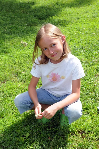 Jeune fille en plein air — Photo