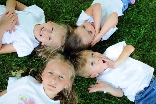 Enfants jouant sur l'herbe — Photo