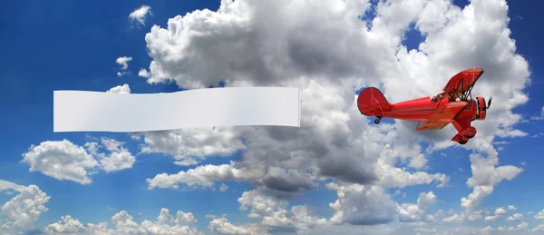 Винтажный самолет со знаменем — стоковое фото