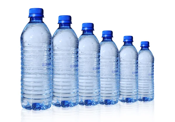 Woda butelkowana w sześciu rozmiarach — Zdjęcie stockowe