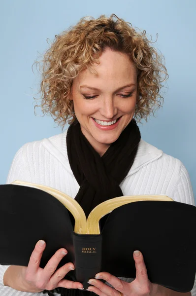 Žena čte Bibli — Stock fotografie