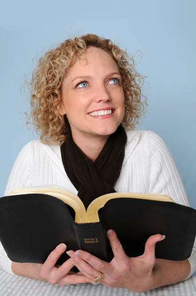 Mujer joven con Biblia —  Fotos de Stock