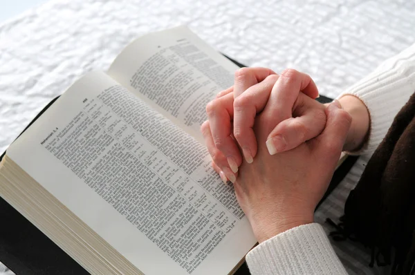 Las manos de la mujer y la Biblia —  Fotos de Stock