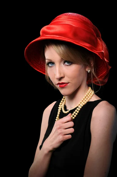 Νεαρή γυναίκα με κόκκινο καπέλο — Φωτογραφία Αρχείου