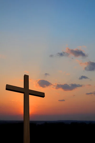 Деревянный крест и закат — стоковое фото