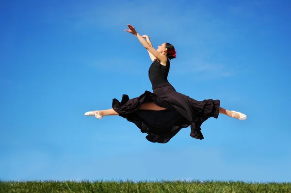 Ballerina hoppning — Stockfoto