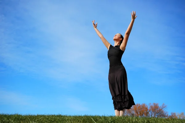 Ballerina mit ausgestreckten Armen — Stockfoto