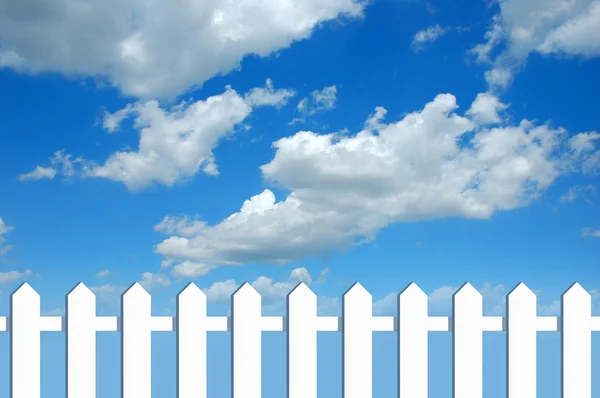 Clôture blanche et ciel — Photo