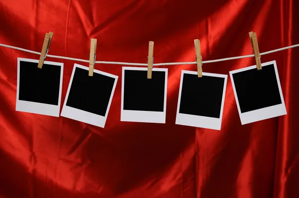 Polaroid sobre el satén rojo — Foto de Stock